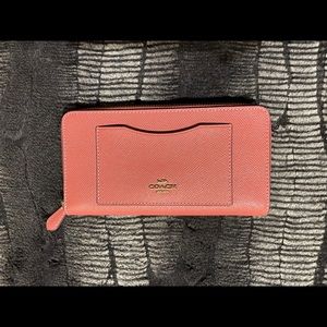 BNWT Coach Accordian zip wallet